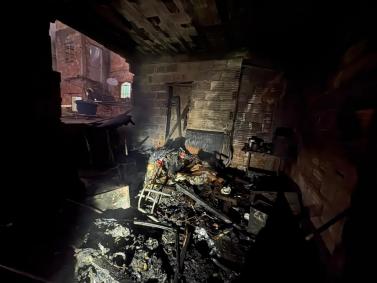 Incêndio destrói casa no bairro Goiânia, em BH; veja imagens