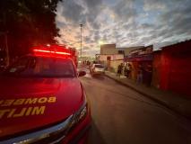 Incêndio destrói casa no bairro Goiânia, em BH; veja imagens