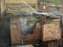 Incêndio destrói casa no bairro Goiânia, em BH; veja imagens