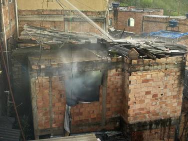Incêndio destrói casa no bairro Goiânia, em BH; veja imagens