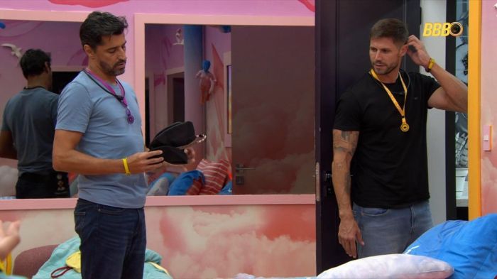 Alberto Cowboy exibe chapéu amassado por Ana Paula