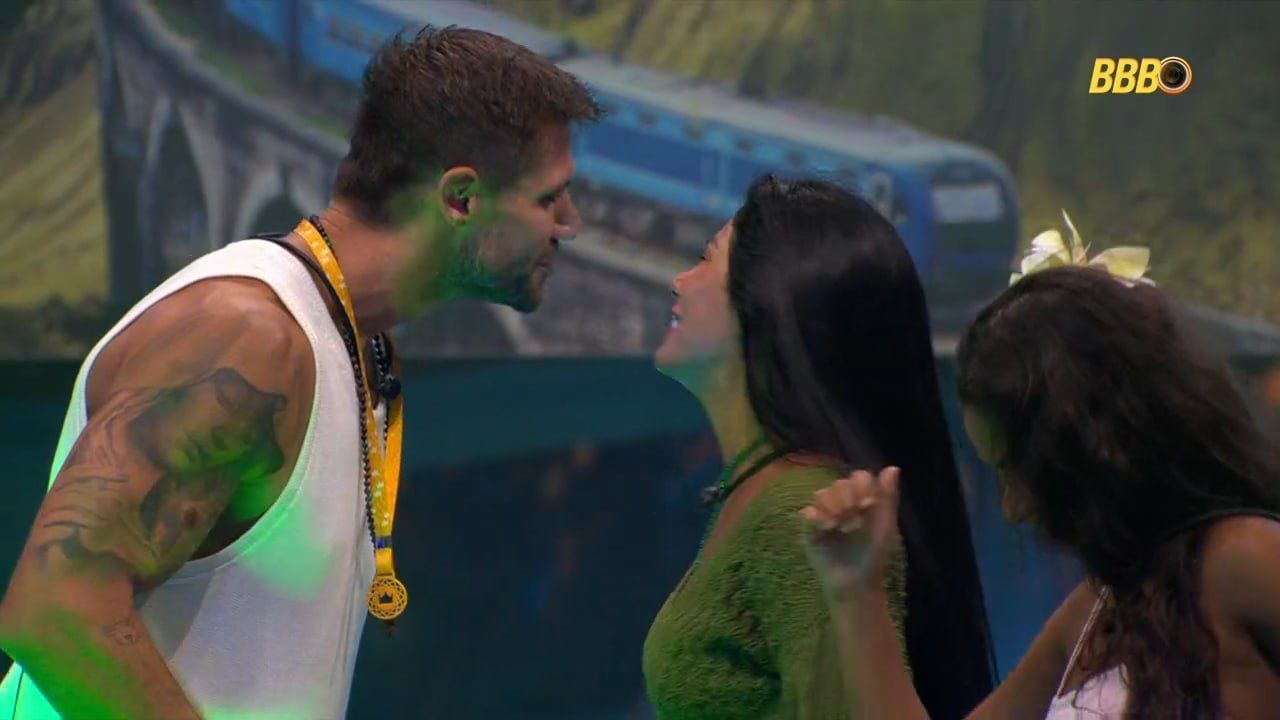 BBB 26: Jonas pede beijo a Marciele e clima esquenta durante Festa do Líder