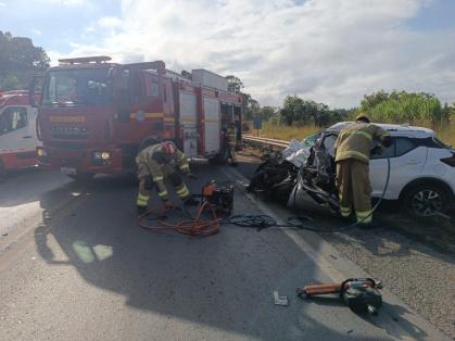 Jovem morre em acidente entre carro e carreta na 'Curva da Morte' da BR-354