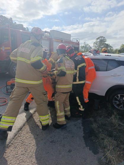 Jovem morre em acidente entre carro e carreta na 'Curva da Morte' da BR-354
