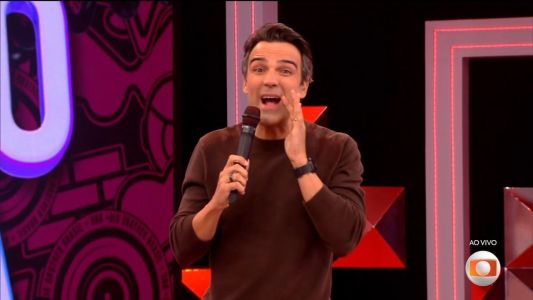 Tadeu Schmidt anuncia mudança no Paredão falso