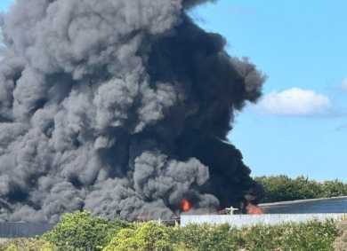 Fábrica de calçados em Itapecerica pegou fogo no início da tarde deste sábado (17)