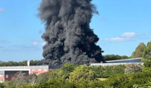 Fábrica de calçados em Itapecerica pegou fogo no início da tarde deste sábado (17)