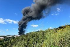 Fábrica de calçados em Itapecerica, na Região Oeste de Minas Gerais, pegou fogo no início da tarde deste sábado (17)