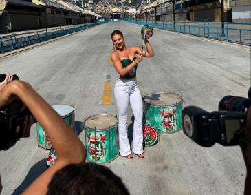 Virginia é anunciada como nova rainha de bateria da Grande Rio