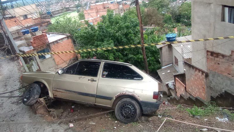 Motorista perde controle da direção e deixa carro pendurado em barranco em BH
