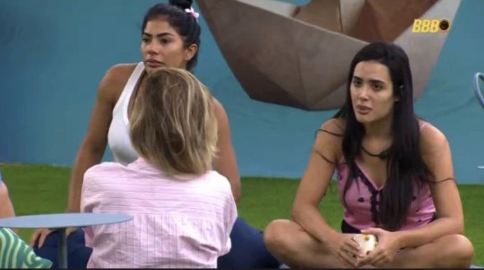 Sisters conversam no gramado