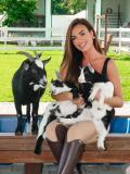 Nicole e algumas cabras da fazenda