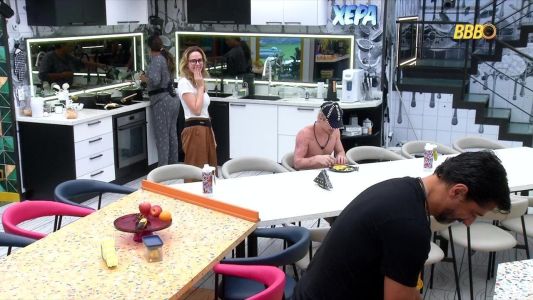 Ana Paula e Cowboy trocam farpas na cozinha • Reprodução/Globoplay