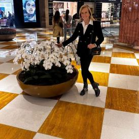 Helô Pinheiro surpreende ao posar de biquíni