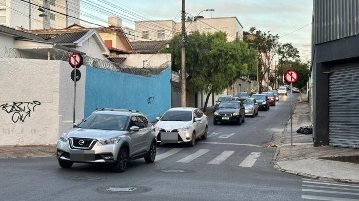 Fluxo de veículos fica muito intenso nos horários de pico no bairro Padre Eustáquio
