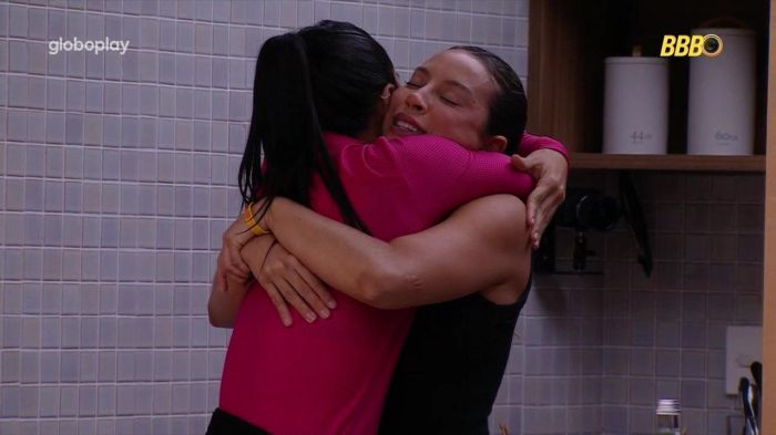 Eva e Renata se abraçam no Apê do Líder