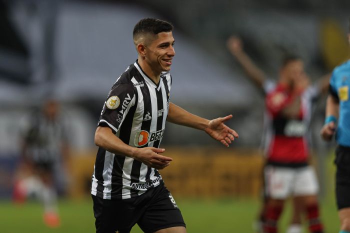 Savarino comemora gol pelo Atlético em cima do Flamengo