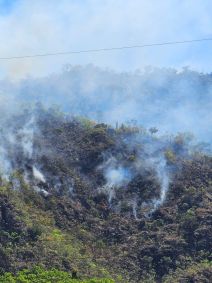 Incêndio na Serra de São José: três aeronaves e mais de 60 pessoas tentam controlar chamas