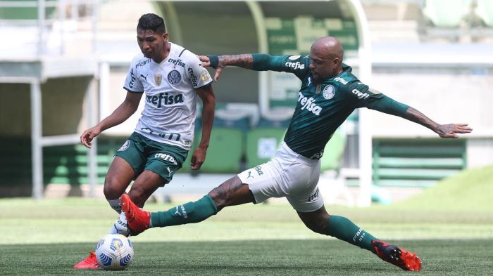 Rony e Felipe Melo em ação pelo Palmeiras, em 2021