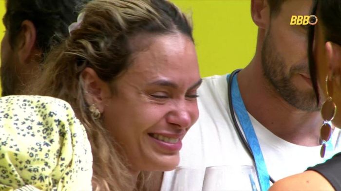 Sarah chorou após a saída de Gil