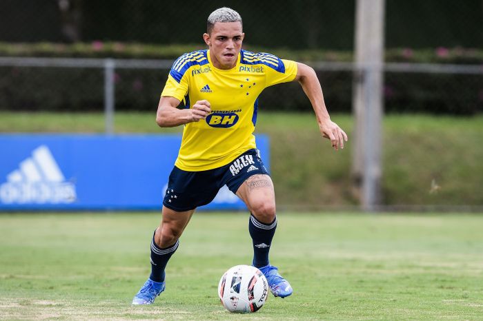 Marcelinho pelo Cruzeiro em 2022 durante treinamento