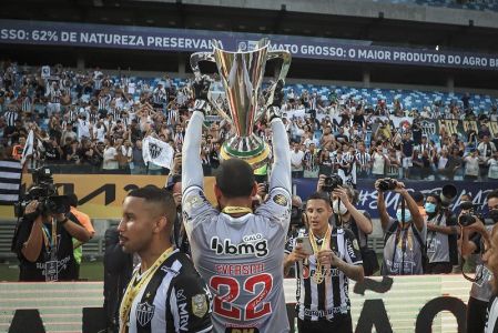Everson, do Atlético, com troféu de campeão da Supercopa do Brasil de 2022, na Arena Pantanal