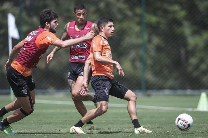 Igor Rabello, Guilherme Arana e Savarino durante treino na Cidade do Galo, CT do Atlético, em 2022 Igor Rabello, Guilherme Arana e Savarino durante treino na Cidade do Galo, CT do Atlético, em 2022