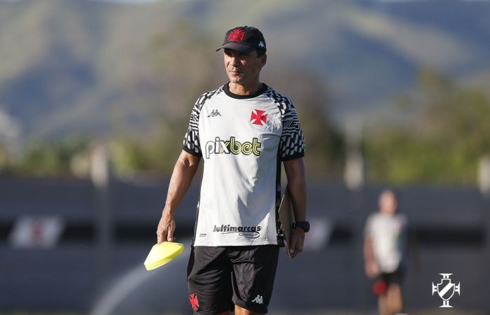 Ramón Díaz comanda o treino no Centro de Treinamento do Vasco
