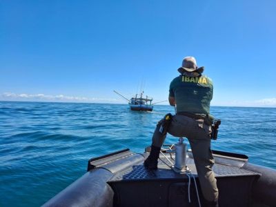 Agente do Ibama em barco no mar