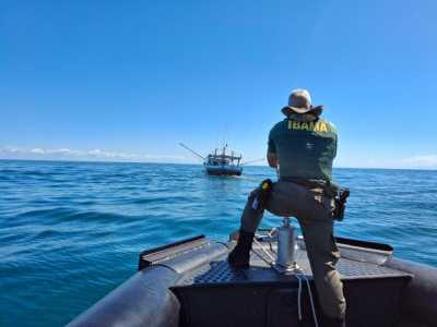 Agente do Ibama em barco no mar
