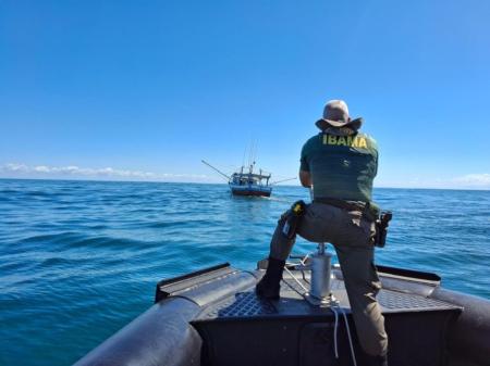 Agente do Ibama em barco no mar