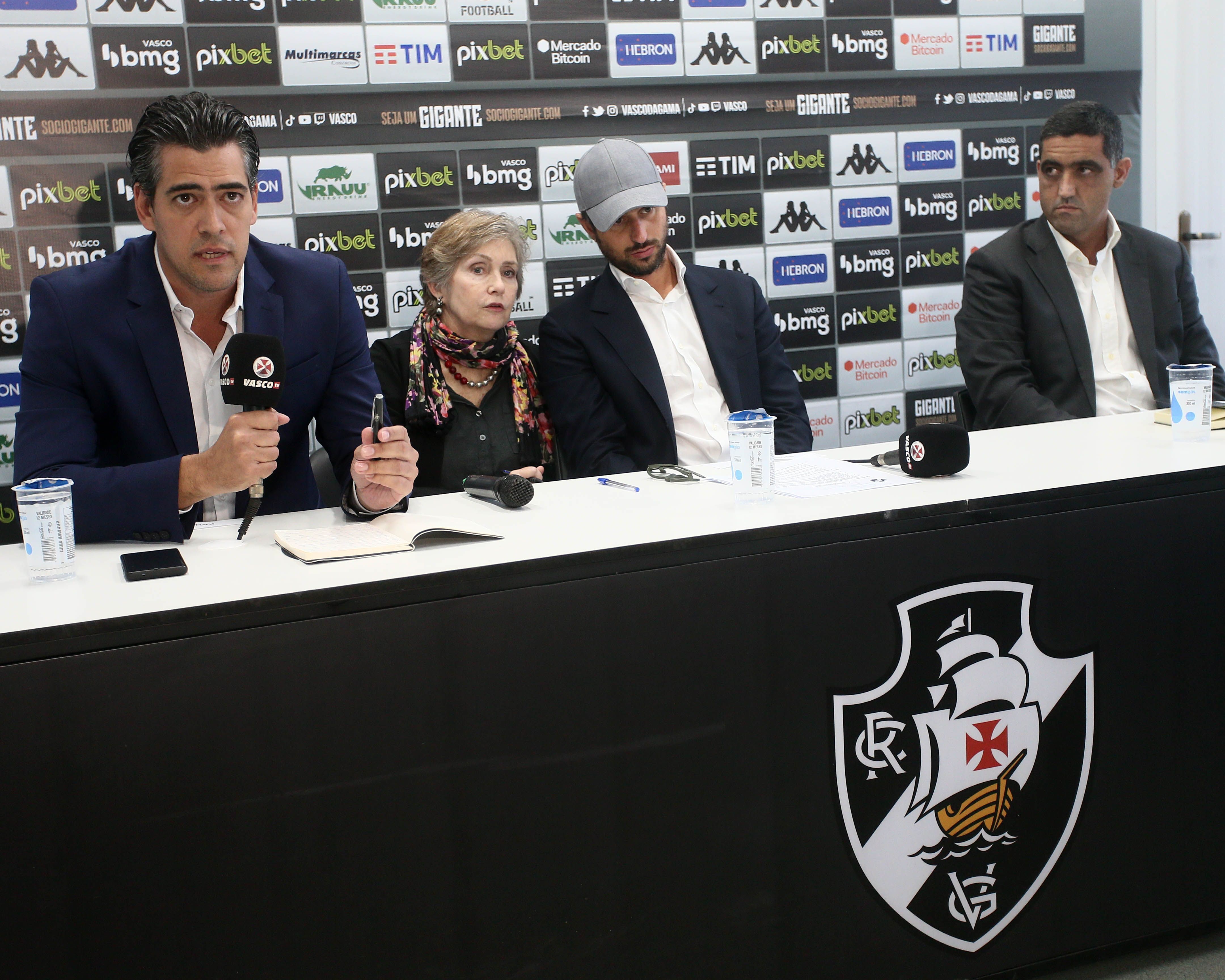 À beira da falência, ex-donos do Vasco colocam à venda clubes, avião e iate