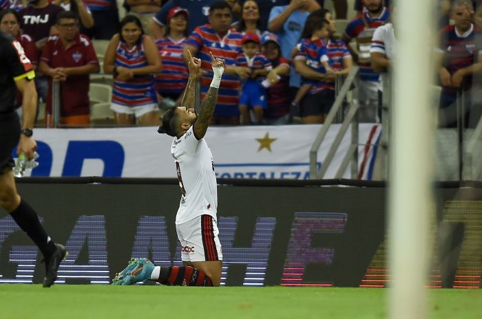 Gabigol comemora gol marcado pelo Flamengo contra o Fortaleza, em 2022