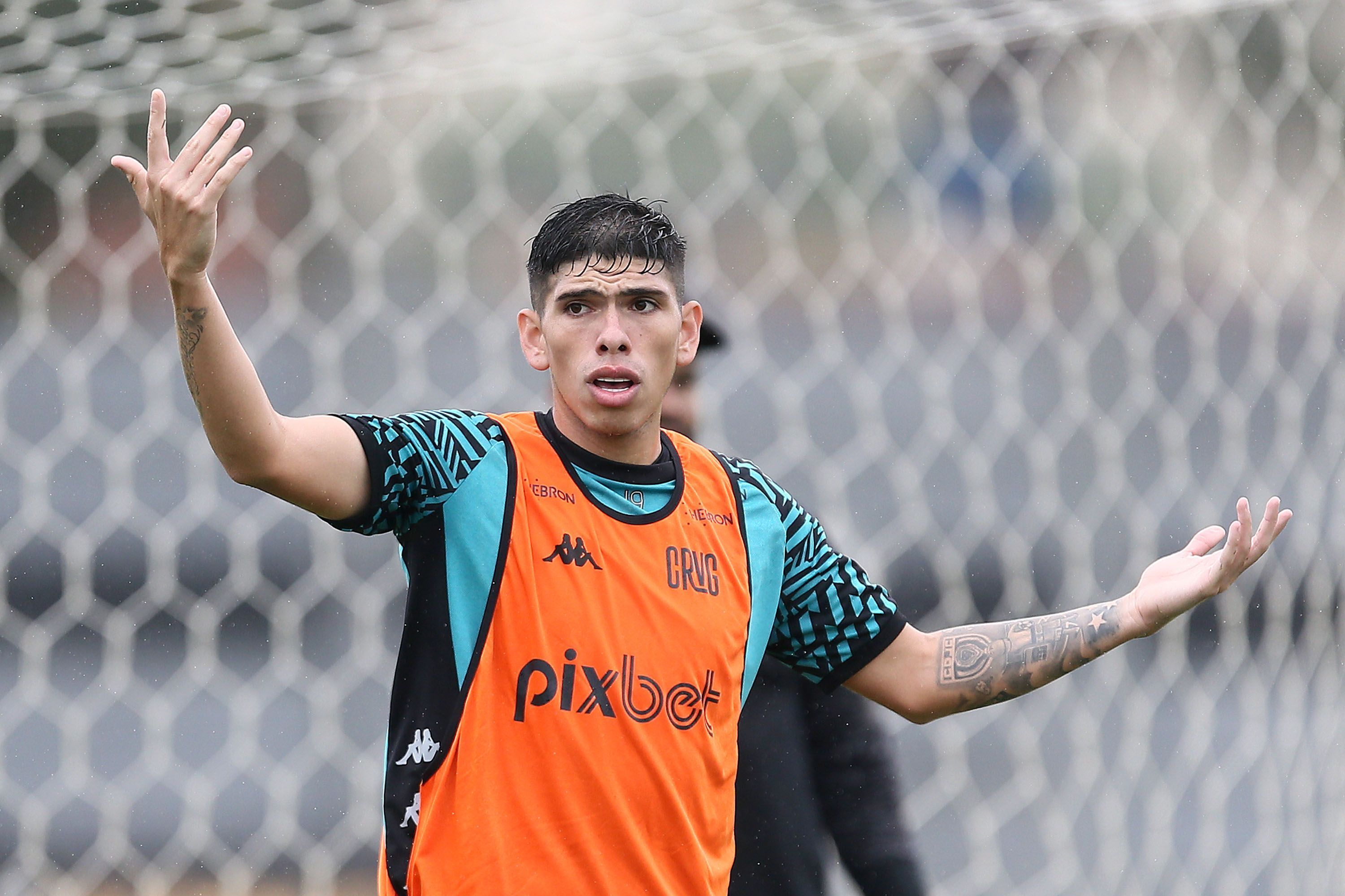 Boca Juniors paga multa rescisória e contrata meia com passagens por Inter e Vasco
