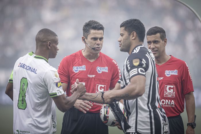 Flávio Rodrigues de Souza entre Hulk e Juninho, jogadores de Atlético e América, respectivamente 