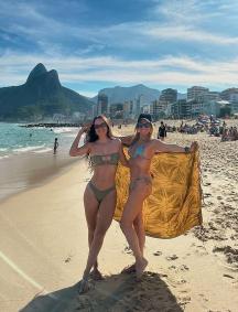 Helô Pinheiro surpreende ao posar de biquíni