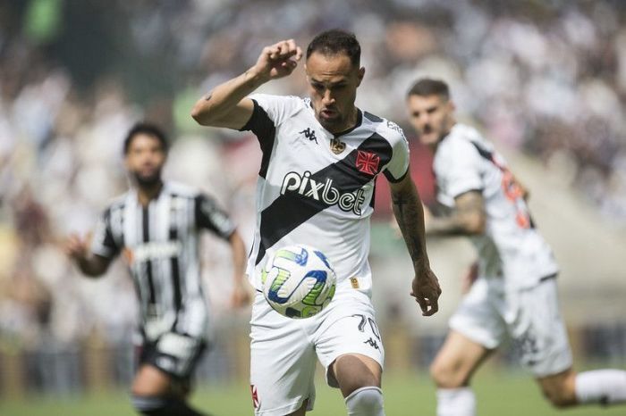 Na apresentação de Payet, foi Serginho quem roubou a cena na vitória sobre o Atlético