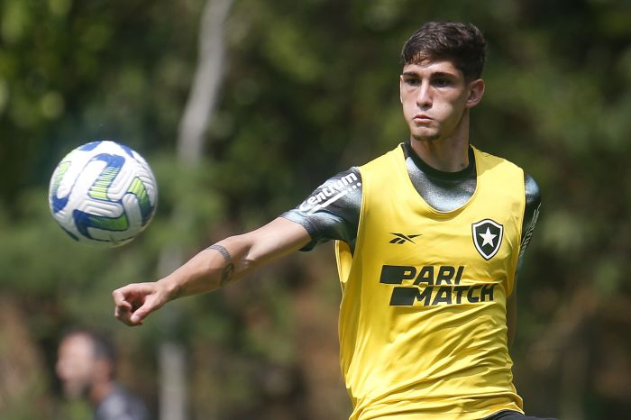 Valentín Adamo, centroavante de 1,93m, não teve oportunidades no segundo semestre de 2023 pelo Botafogo