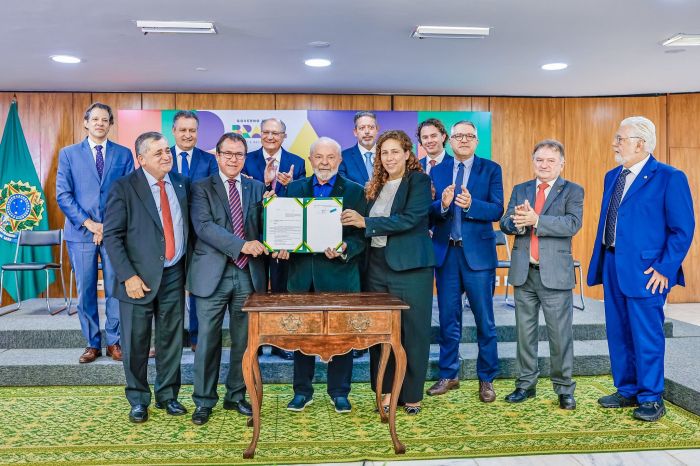 Lula sanciona nova política de valorização do salário minímo, no Palácio do Planalto, em agosto de 2023