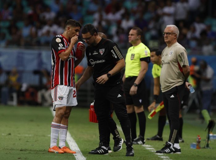 Pablo Maia conversa com auxiliar de Dorival no São Paulo