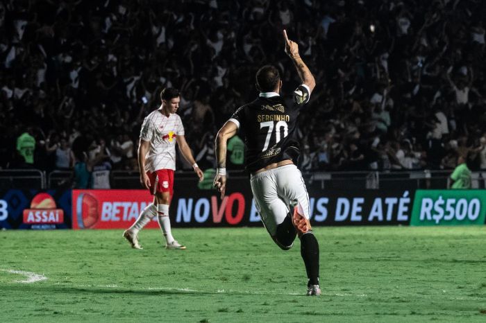 Serginho celebra gol sobre o Red Bull Bragantino