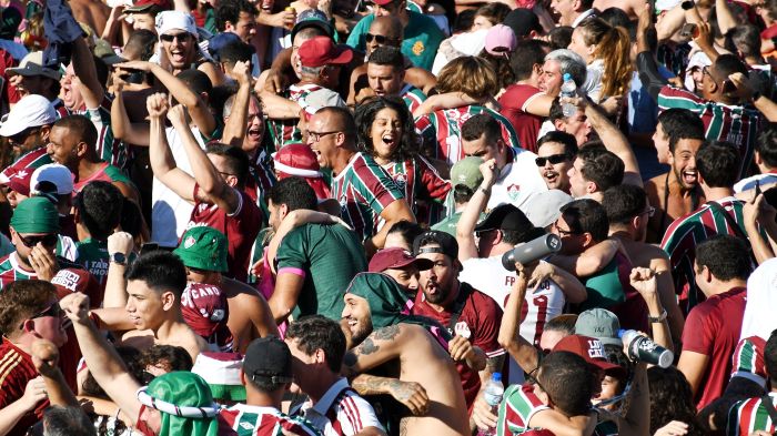 Torcida do Fluminense celebrando um dos gols na vitória sobre o Al Ahly, do Egito, em Laranjeiras