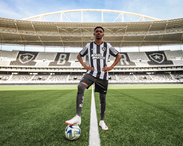 Emprestado pelo Lyon, da França, Jeffinho está de volta ao Botafogo em 2024