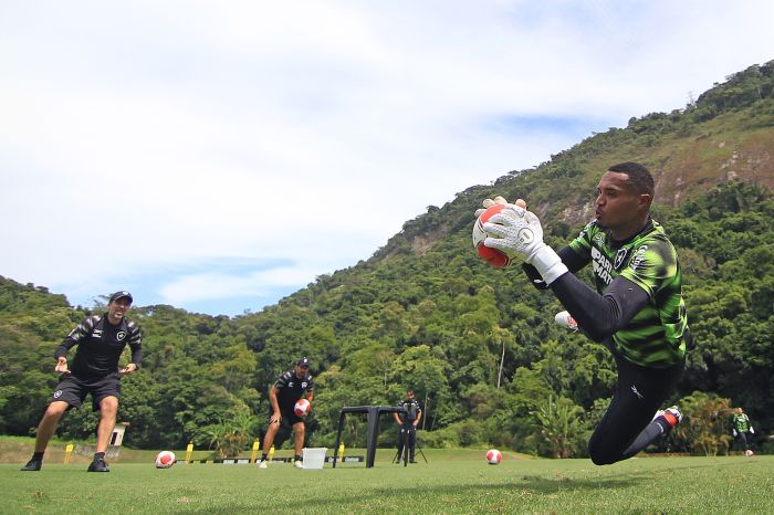John durante atividade do Botafogo nesta terça (9), no CT Lonier, na pré-temporada de 2024