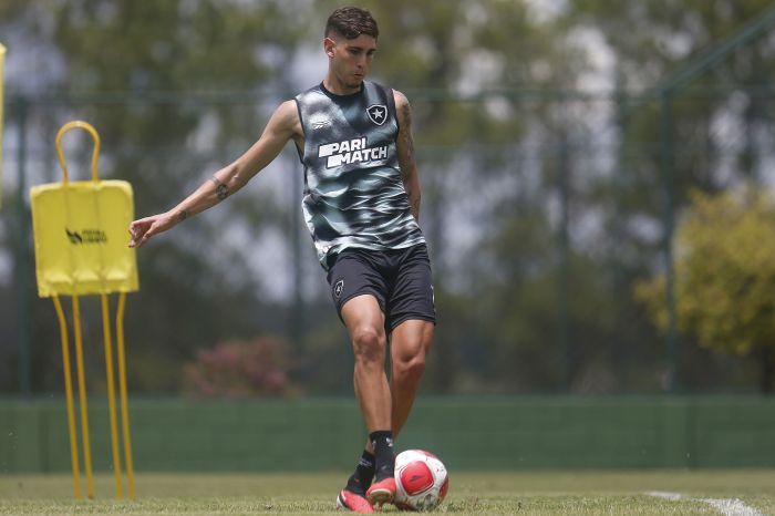 Valentín Adamo em atividade no Botafogo: o centroavante ainda não teve chances no Glorioso