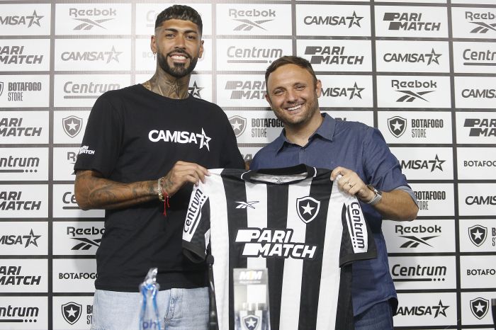Alexander Barboza ao lado de André Mazzuco, diretor de futebol do Botafogo, no Estádio Nilton Santos