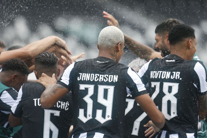 Janderson, camisa 39, começa 2024 como reserva imediato de Tiquinho Soares no Botafogo