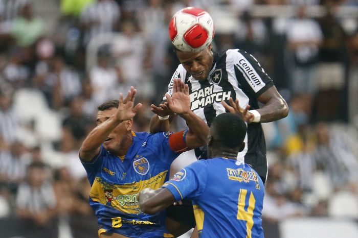 A cabeçada de Júnior Santos que garantiu a vitória do Botafogo sobre o Sampaio Corrêa