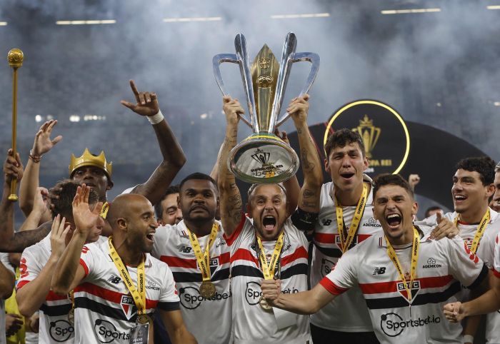 Rafinha levanta taça da Supercopa Rei pelo São Paulo Rafinha levanta taça da Supercopa Rei pelo São Paulo