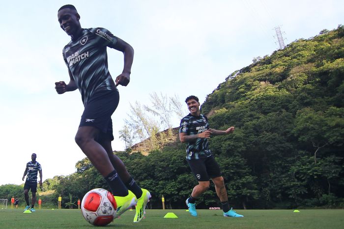 Luiz Henrique e Lucas Halter, ao fundo, em atividade no CT Lonier, do Botafogo